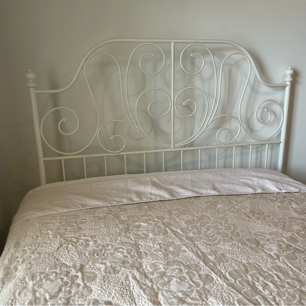 Vintage Cottagecore cream, color, quilted bedspread Approximately 92” X 94”